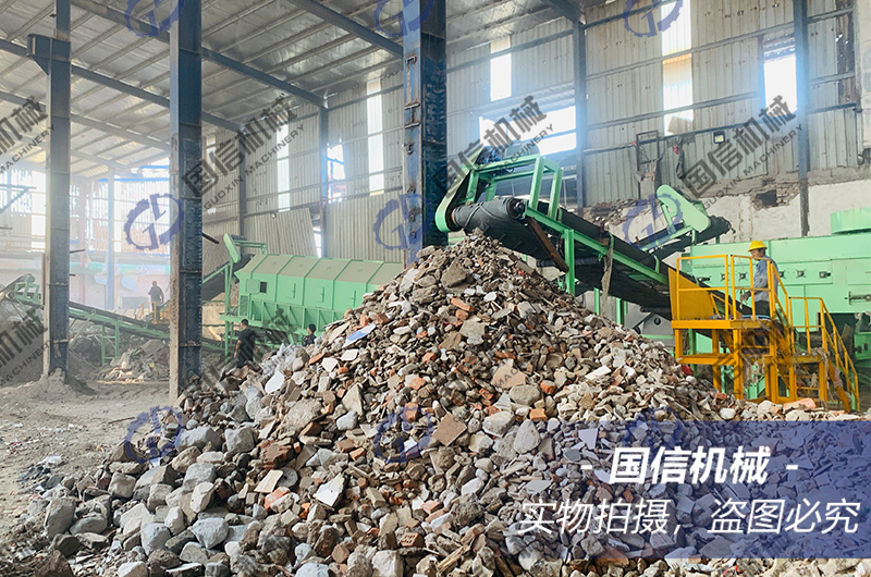 江蘇南(nán)通(tōng)填埋的(de)建築垃圾分(fēn)揀現(xiàn)場(chǎng)