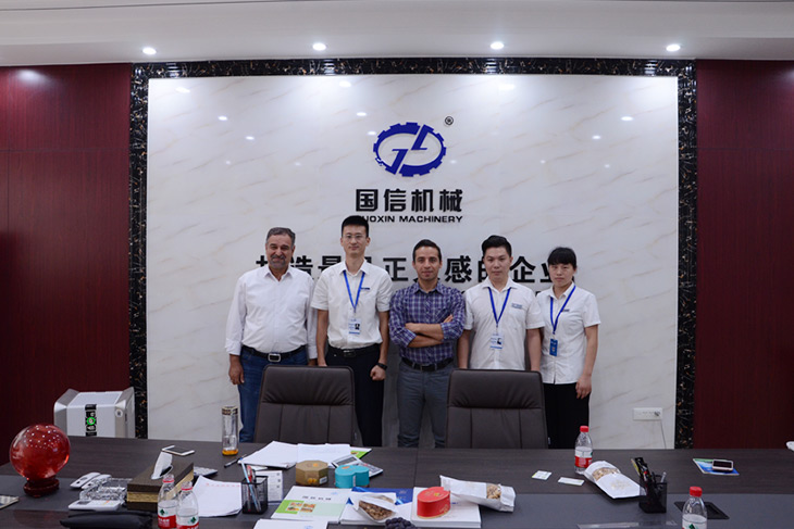 阿聯酋客戶參觀我們國(guó)信機(jī)械的(de)垃圾分(fēn)揀線工(gōng)廠(chǎng)