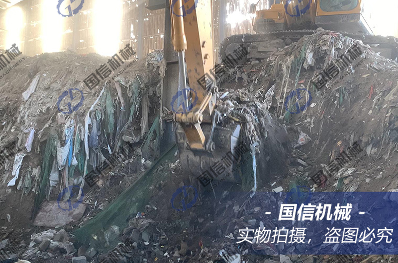 江蘇南(nán)通(tōng)填埋的(de)建築垃圾分(fēn)揀現(xiàn)場(chǎng)