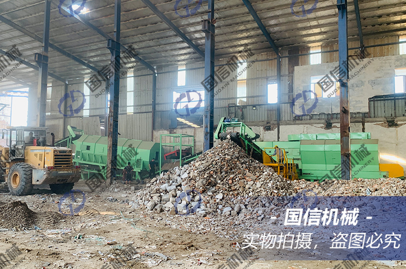 江蘇南(nán)通(tōng)填埋的(de)建築垃圾分(fēn)揀現(xiàn)場(chǎng)